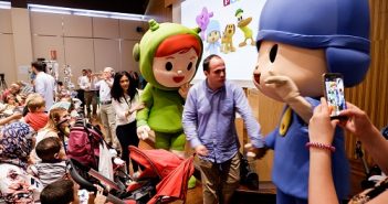 Los niños hospitalizados en La Paz, encantados con el estreno de la primera peli de Pocoyó