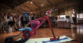 FedEx Express premia a una ‘bicicleta’ que circula por la la nieve
