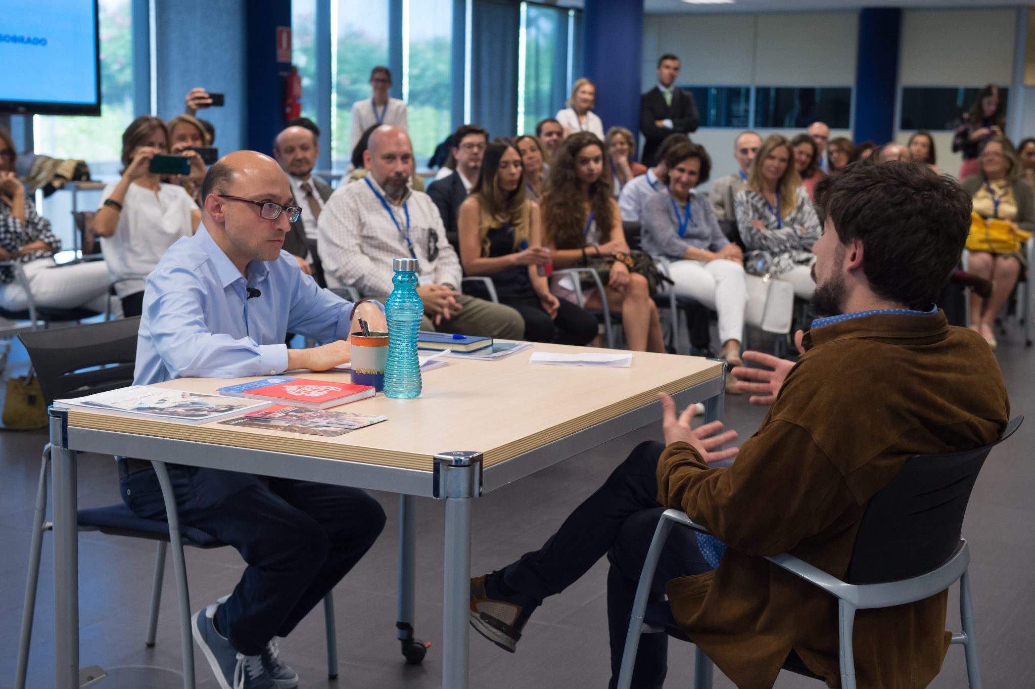 Formación para el empleo es: Marca personal, elevator pitch, preparación de entrevistas, mejora de competencias y habilidades, formación en valores, procesos de selección...