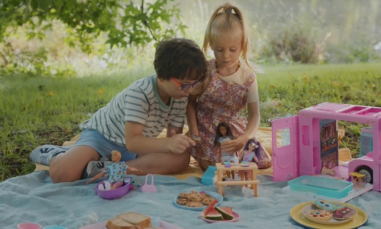 Jugando con las barbies sales