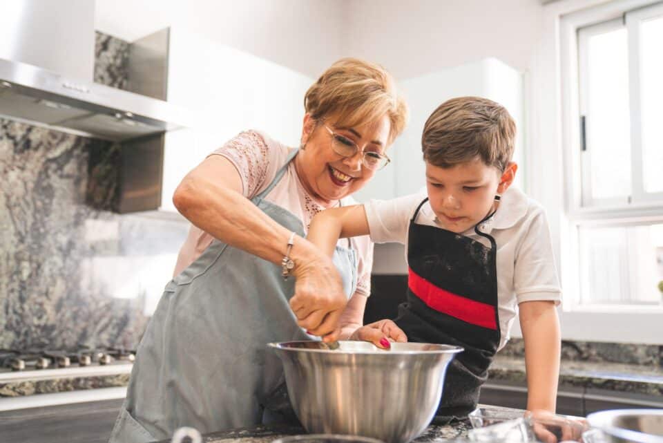 Abuela cocinando con su nieto
