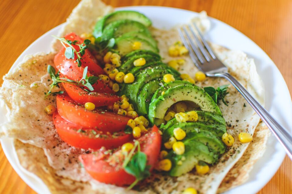 rodajas-de-tomate-y-aguacate-en-un-plato-blanco.