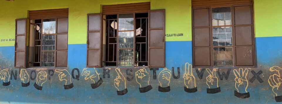 El alfabeto en lenguaje de signos pintado en la pared de una escuela de Uganda. FOTO:UNICEF/Uganda/Barbeyrac