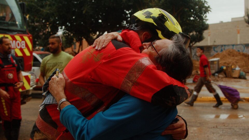 Abrazo bombero vecina