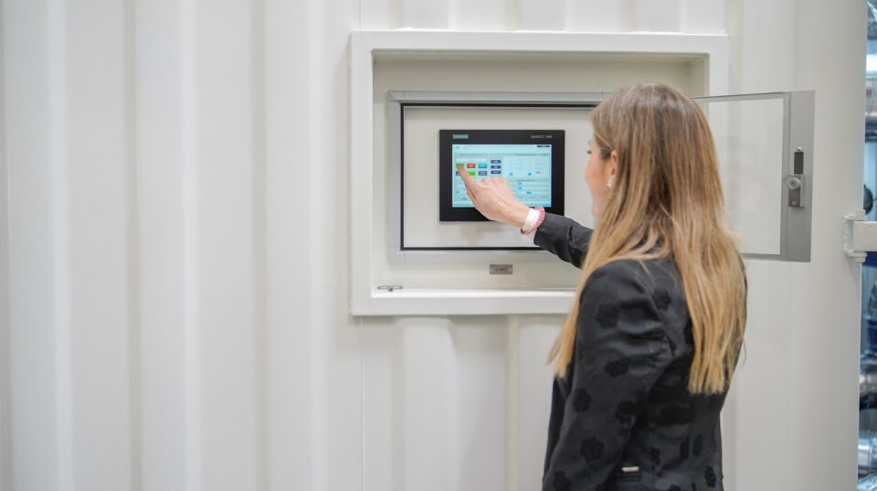 Sara Aagesen visita la fábrica de H2B2