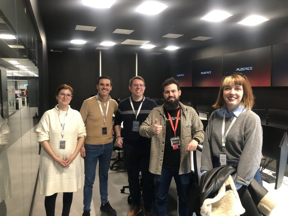 Equipo Space Camp con Raúl Verdú en la sede de PLD Space