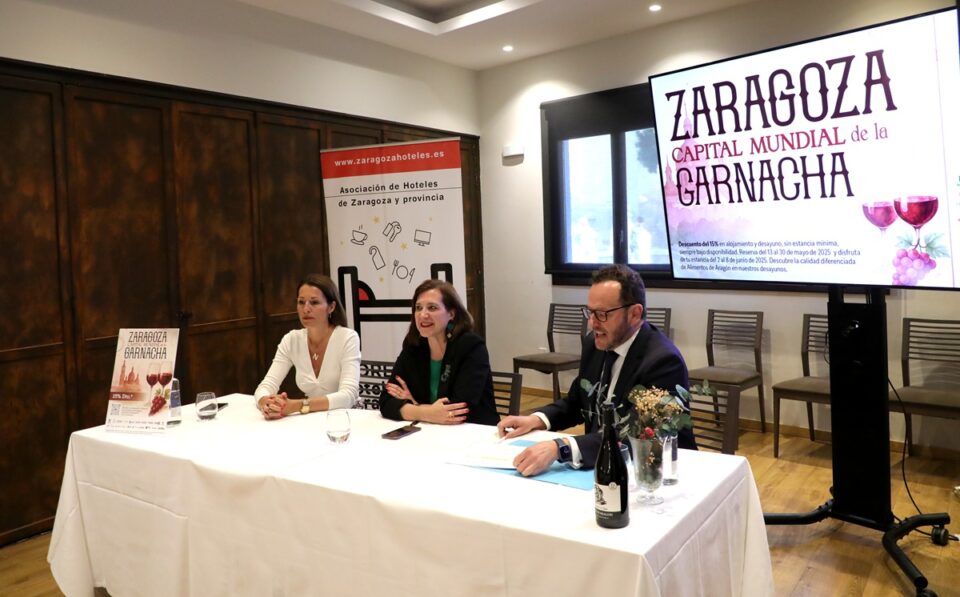 Natalia García, Sara Fernández y Antonio Presencio, durante la presentación de la campaña, en el Hotel Don Jaime. Foto Almozara.