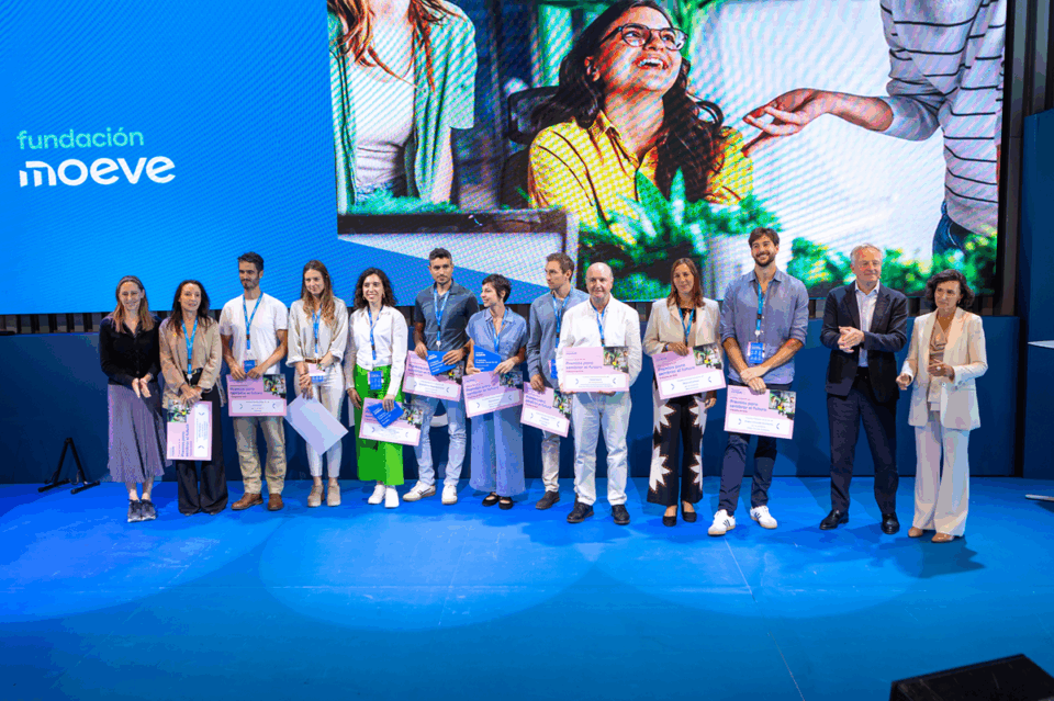 Los finalistas de la segunda edición de los Premios future for all posan junto a miembros del consejo asesor de fundación Moeve