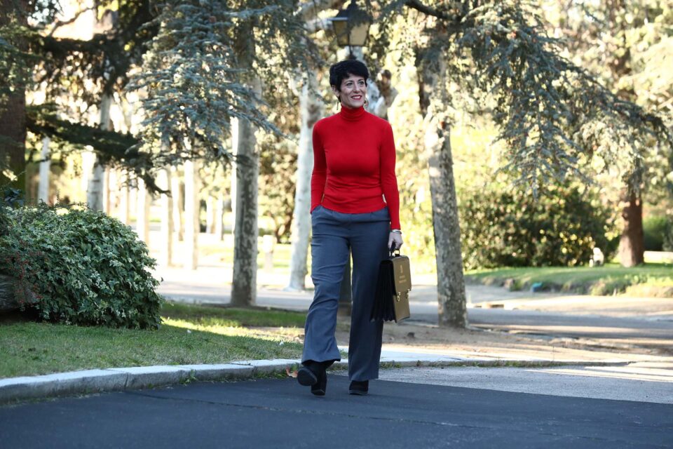 La ministra de Inclusión, Seguridad Social y Migraciones, Elma Saiz, en los jardines de La Moncloa. | Pool Moncloa/Fernando Calvo. La Moncloa, Madrid - 22.11.2023