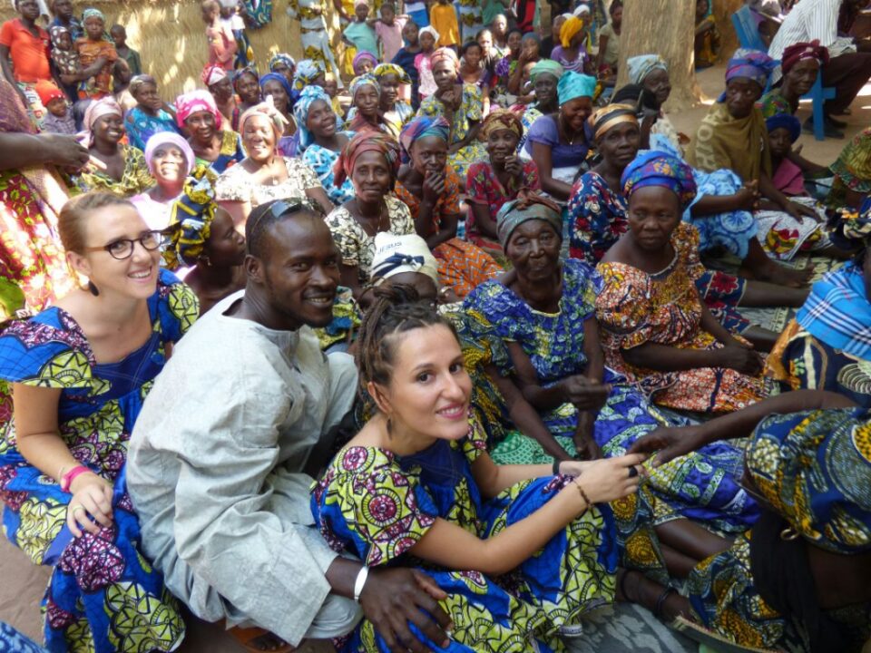 Ilumináfrica es una entidad sin ánimo de lucro constituida 49 socios fundacionales en 2007 y que ha realizado 7.302 intervenciones quirúrgicas solidarias 