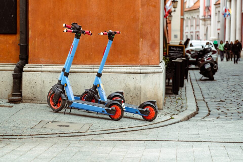 VMP (Vehículo de Movilidad Personal) Definición: Vehículo de una o más ruedas, monoplaza y propulsado únicamente por un motor eléctrico, que alcanza una velocidad máxima por diseño entre 6 y 25 km/h. Regulación: Categoría creada por la Dirección General de Tráfico (DGT). Ejemplos: Patinetes eléctricos, monociclos eléctricos, Segways. Seguro: No siempre se ha exigido un seguro específico, aunque puede requerirse un seguro de responsabilidad civil. VPL (Vehículo Personal Ligero) Definición: Nueva categoría de seguro introducida por la Ley 5/2025 para ciertos vehículos personales, incluyendo algunos VMP, según su peso y velocidad. Regulación: Se aplica el seguro de responsabilidad civil obligatorio a partir de 2026 para los vehículos que cumplan con las características de VPL. Requisitos: Necesitará un seguro específico y, en algunos casos, estar registrados en la DGT. Ejemplos: Dependen de las nuevas regulaciones de la Ley 5/2025, que podría exigir seguro a vehículos VMP de más de 25 kg con motores eléctricos entre 6 y 14 km/h.