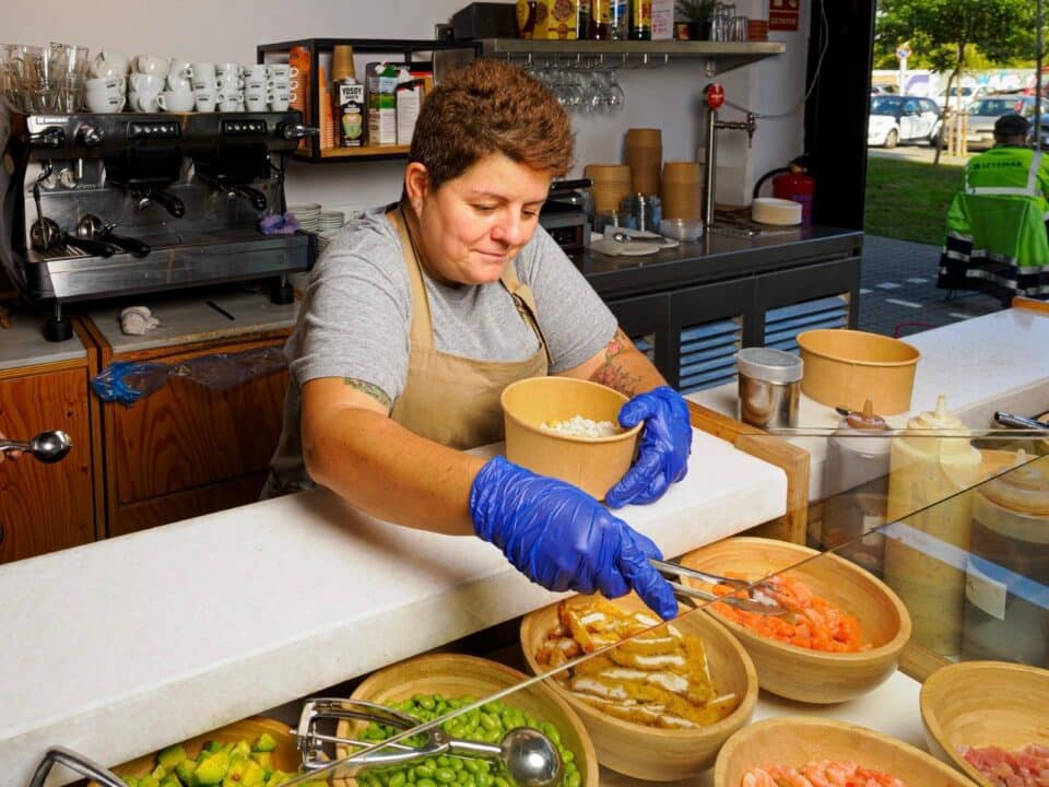 @DINCAT_Trabajadora del CEEIS Restaurant Akokua – cocina diversa de Asproseat