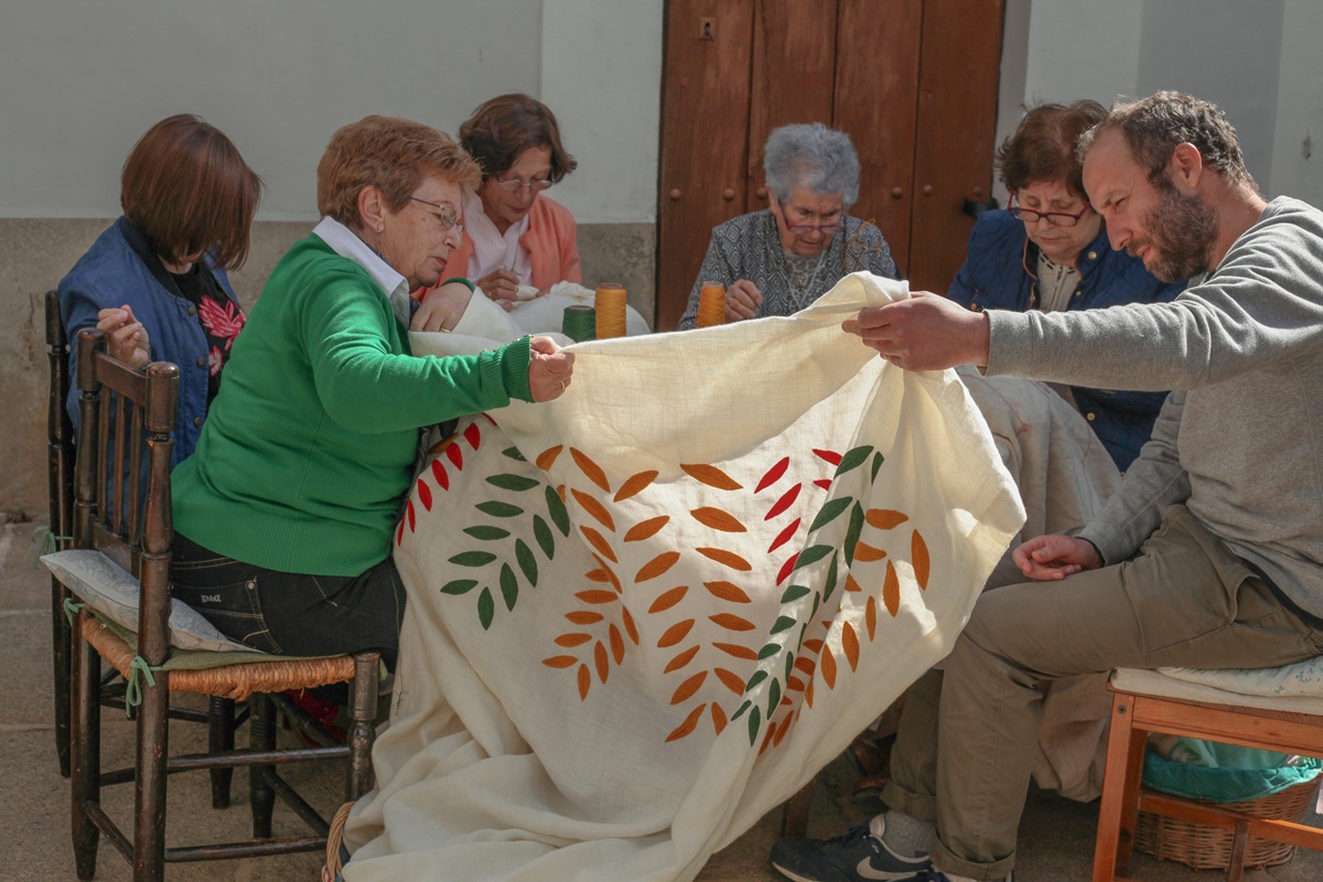 Ballester con las bordadoras