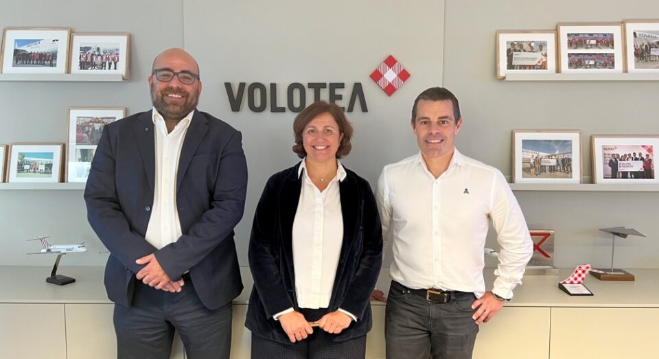 El programa ‘Volotea Cares’ articula la acción social de Volotea en todos los países en los que opera. Fomenta, entre otros, la participación de sus empleados en proyectos de voluntariado corporativo, promoviendo que quienes forman parte de la compañía sean un reflejo de sus valores, actuando como agentes de impacto positivo y progreso social. Volotea colabora con organizaciones como Fundación Quiero Trabajo, Fundación Èxit o Sillas Voladoras, apoyando la inserción laboral de colectivos vulnerables y la integración de personas con discapacidad en el sector aeronáutico.