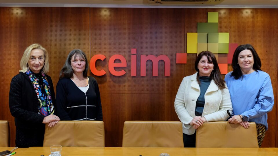 ASEME y Nuadda Translations acercan el lenguaje claro y la accesibilidad a las empresarias ü La sesión, celebrada en CEIM, e impartida por Nuadda Translations, ha mostrado cómo el lenguaje claro y la accesibilidad mejoran la eficiencia y la reputación de las empresas. Madrid, 15 de enero de 2026.- La sesión organizada por ASEME en CEIM Confederación Empresarial de Madrid-CEOE ha reunido a distintas empresarias con un objetivo común: mejorar la accesibilidad y el lenguaje claro en sus proyectos y organizaciones. El encuentro ha contado con la participación de Arancha Caballero, fundadora y CEO de Nuadda Translations, experta en lenguaje claro y accesibilidad. Arancha ha sido la encargada de conducir el encuentro y compartir prácticas para transformar la comunicación. En la actualidad, muchas webs, apps y comunicaciones cumplen con las normativas de accesibilidad, pero no se perciben como accesibles por los usuarios. Arancha Caballero subrayó que “la clave no está solo en adecuarse a la norma, sino en lograr que la información sea pertinente, encontrable, comprensible y utilizable para aquellas personas a las que va dirigida”. Marco legal del lenguaje claro La accesibilidad y el lenguaje claro se enmarcan, además, en un imperativo legal que exige mejorar la forma en que se informa y se presta atención a la ciudadanía, con referencias como la Directiva (UE) 2019/882 (de aplicación obligatoria desde el 28 de junio de 2025), el Real Decreto 193/2023 y otras normas recientes que refuerzan la obligación de ofrecer información y atención comprensibles. Más allá del cumplimiento, aplicar criterios de lenguaje claro y accesibilidad aporta beneficios directos. Durante la sesión, Arancha Caballero compartió tres impactos relevantes: • Ahorro de tiempo. Una comunicación clara disminuye malentendidos y reduce el volumen de consultas, quejas y reclamaciones, liberando recursos y mejorando la eficiencia operativa. Esto se traduce en la reducción de costes. • Mejor experiencia de usuario y mayor alcance. Los contenidos más comprensibles y utilizables facilitan el acceso a públicos diversos y reducen fricciones en los procesos digitales. Lo cual contribuye a una relación más fluida con clientes y usuarios. • Mejora en la reputación y confianza. La claridad proyecta transparencia, respeto e inclusión. Además, refuerza la confianza en la organización: cuando la información se entiende, mejora la percepción de fiabilidad y disminuye la insatisfacción. ¿Cómo aplicamos el lenguaje claro? Según Nuadda Translations, aplicar el lenguaje claro en la empresa implica escribir y diseñar la información para que se entienda a la primera y facilite la acción. Esto se aplica con mensajes con un objetivo definido, una estructura sencilla, frases breves, verbos en voz activa y términos familiares, evitando tecnicismos innecesarios y explicando lo imprescindible. El resultado es una comunicación más usable y accesible, que reduce riesgos y mejora la eficacia tanto en la relación con clientes como en la comunicación interna. Acerca de Nuadda Nuadda Translations es una empresa española pionera en la gestión de la comunicación multilingüe. Fundada en 2011 por Arancha Caballero; la compañía está especializada en comunicación multilingüe, traducción e interpretación en distintos sectores como el jurídico, financiero, sanitario, seguros y el tercer sector. Entre sus clientes se encuentran organizaciones internacionales y empresas españolas con proyección global. Nuadda ofrece un servicio lingüístico 360º combinando tecnología y conocimiento humano para asegurar resultados precisos y de máxima calidad.