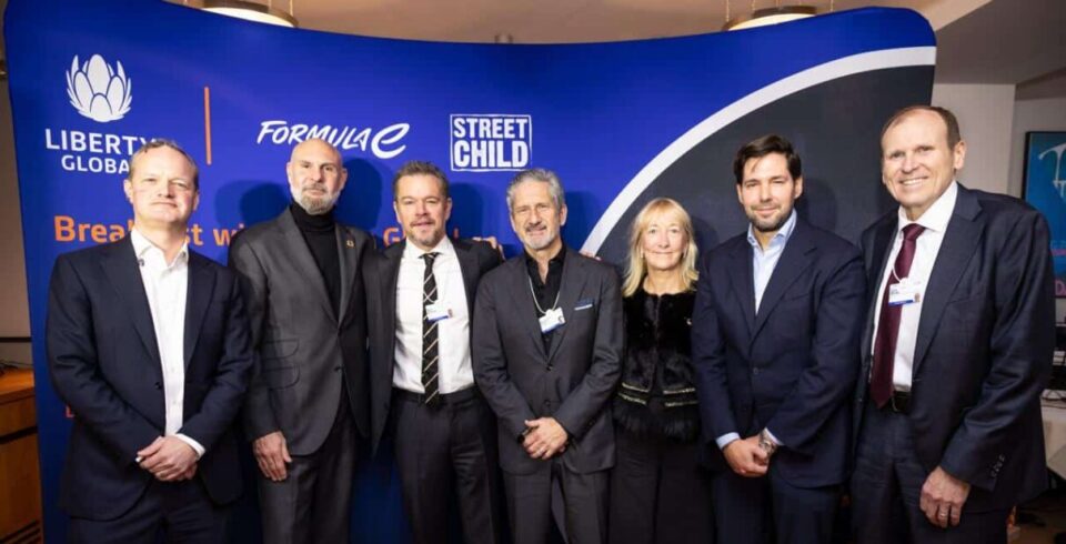 En la imagen (de izquierda a derecha): El moderador Richard Griffiths; Jeff Dodds (CEO de Fórmula E); el oscarizado Matt Damon; Mike Fries (CEO de Liberty Global); Marisa Drew (CSO de Standard Chartered); Filipe Blackwood Oliveira (Rubicon Carbon) y Gary White (CEO de Water.org). También participó en el panel el líder empresarial y defensor del movimiento B Corp, Paul Polman. Créditos: James Speakman/PA Media Assignments.