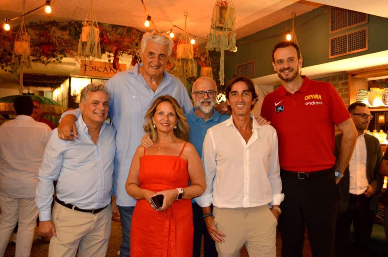 La Famiglia se sienta a la mesa